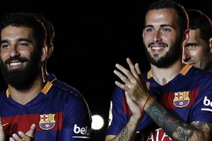 Arda Turan dan Aleix Vidal seusai bela Barcelona di Trofeo Joan Gamper menghadapi AS Roma (5/8/2015).