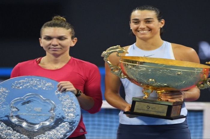 Simona Halep (kiri) dan Caroline Garcia (kanan) berfoto dengan piala yang mereka raih di final China Open 2017 yang digelar Minggu (8/10/2017).