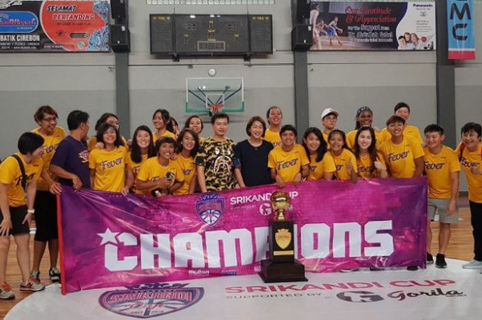 Tim bola basket putri Surabaya Fever berpose setelah memastikan diri sebagai juara Srikandi Cup 2018 setelah mengalahkan Merpati Bali di GOR GMC Cirebon,  Sabtu (21/4/2018).