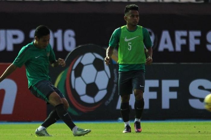 Evan Dimas dan Andik Vermansah berlatih bersama tim nasional Indonesia di Stadion Olahraga Filipina, Bulacan, Filipina, Ju'mat (18/11/2016) sore.