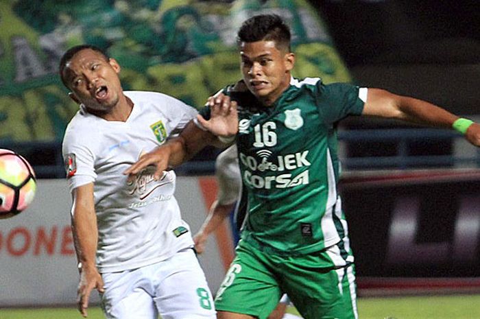 Winger Persebaya Surabaya, Oktafianus Fernando (kiri), berebut bola dengan bek Kiri PSMS Medan, Gusti Sandria, dalam laga final Liga 2 2017 di Stadion GBLA, Bandung, Selasa (28/11/2017).