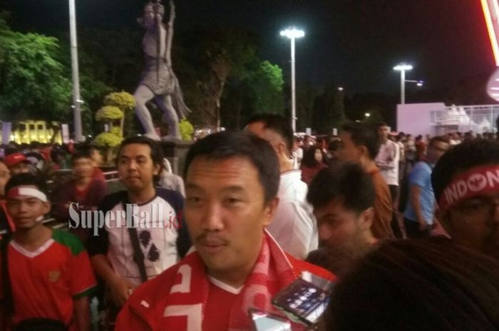 Menteri Pemuda dan Olahraga, Imam Nahrawi menjawab pertanyaan wartawan usai menyaksikan laga timnas Indonesia Vs timnas Islandia, di Stadion Utama Gelora Bung Karno, Jakarta, Minggu (14/1/2018)