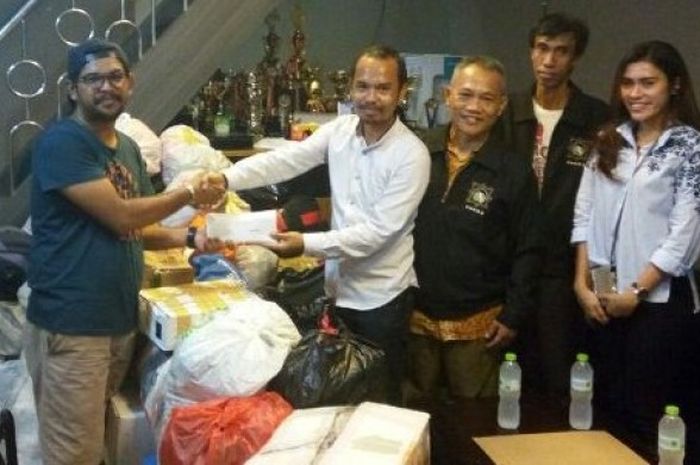 Penyerahan simbolis bantuan dalam bentuk uang dan baju bekas layak pakai untuk korban banjir bandang di Bima, Nusa Tenggara Barat, oleh Ketua PSSI Pers, Decky Jasri (kiri) dan Nurul Imaniar (kanan) kepada perwakilan FOKKA (Perhimpunan Masyarakat Bima Jabodetabek) di Kantor PSSI Pers, Rasuna Office Park, Kuningan, Jakarta Selatan, Senin (2/1/2017) siang WIB.