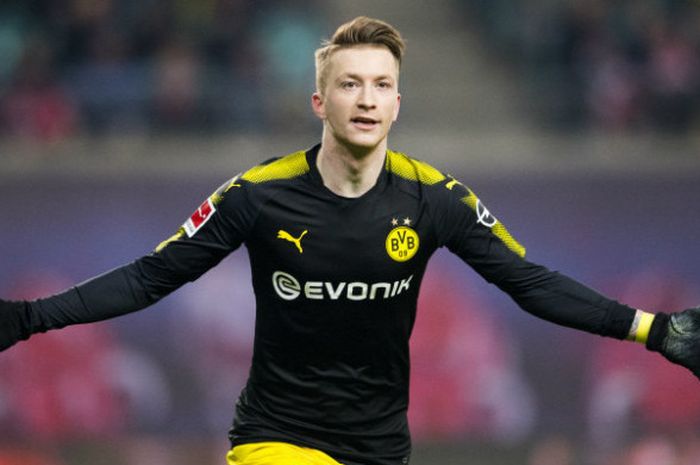 Gelandang Borussia Dortmund, Marco Reus, melakukan selebrasi seusai mencetak gol ke gawang RB Leipzig di Red Bull Arena dalam partai Liga Jerman, Sabtu (3/3/2018)