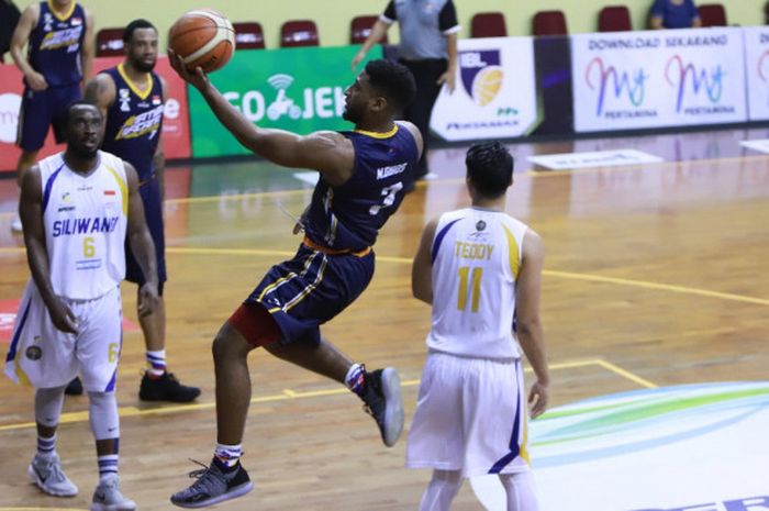 Pebasket Satya Wacana Salatiga, Maddarious Gibbs, tampil pada laga seri ketiga IBL Pertamax 2018-201