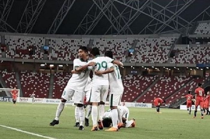   Sejumlah pemain Timnas U-23 Indonesia selebrasi setelah membobol gawang Timnas U-23 Singapura dalam uji coba di Stadion Nasional, Singapura, Rabu (21/3/2018) malam WIB.   