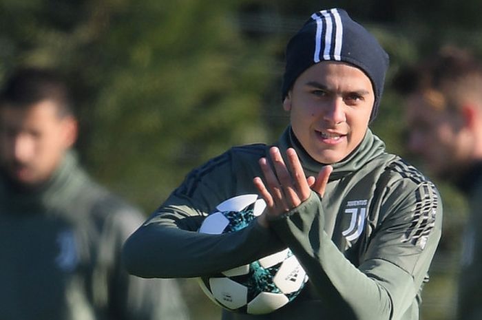 Striker Juventus, Paulo Dybala, menjalani sesi latihan di Juventus Training Center, Vinovo, Italia, pada 4 Desember 2017.