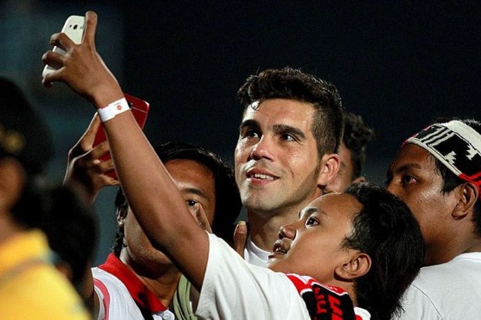 Kapten Madura United, Fabiano Beltrame, bersama suporter Madura United usai timnya mengalahkan PS TN