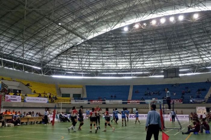 Pertandingan final Kejurnas Voli Antarklub U-17 antara tim JWS Minahasa (merah) vs Kharisma (biru) di GOR Amongraga, Yogyakarta, Sabtu (2/12/2017).