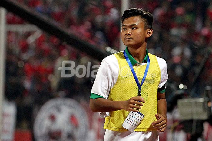 Gelandang timnas U-16 Indonesia, Komang Teguh Trisnanda, melakukan pemanasan saat timnas U-16 Indone