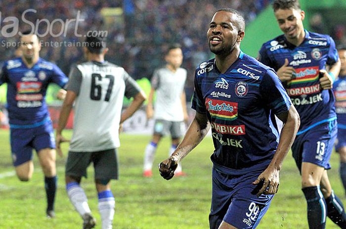 Striker Arema FC, Thiago Furtuoso, merayakan gol saat melawan Persela Lamongan pada laga kedua Piala Presiden 2018 Grup E di Stadion Gajayana Malang, Jawa Timur, Sabtu (20/01/2018) malam.