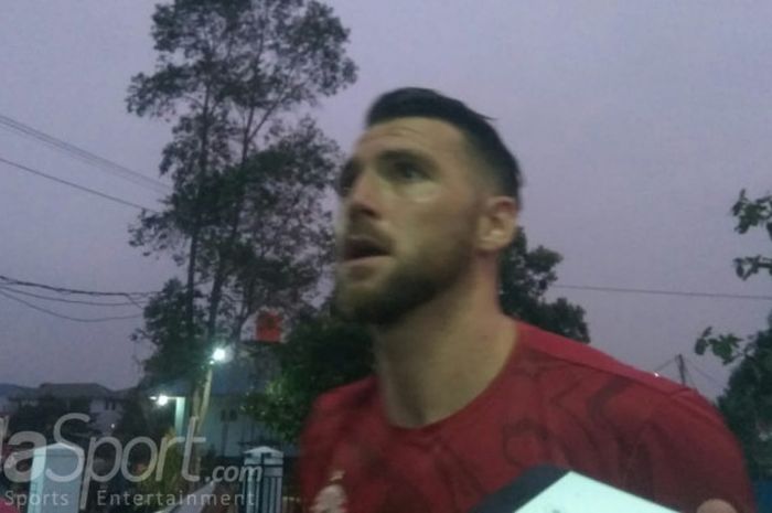 Penyerang Persija Jakarta, Marko Simic, menjawab pertanyaan wartawan seusai latihan, di Lapangan PSAU, Halim Perdanakusuma, Jakarta Timur, Selasa (2/10/2018).