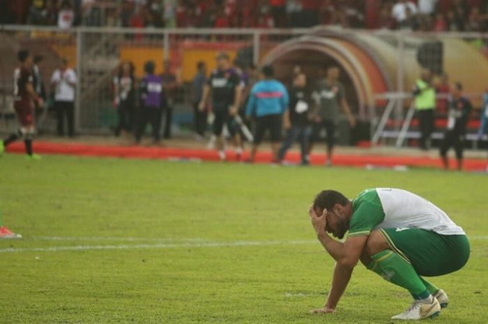 Dua pemain PSMS Medan sangat kecewa setelah dihajar PSM Makassar dalam duel terakhir Liga 1 2018 di Stadion Andi Mattalatta, Kota Makassar, Minggu (9/12/2018) sore WIB.