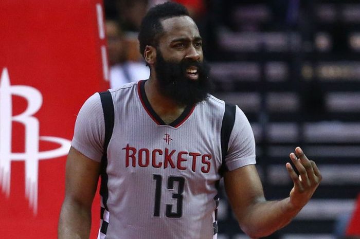  Pebasket Houston Rockets, James Harden, bereaksi saat menjalani pertandingan gim keenam melawan San Antonio Spurs pada semifinal Wilayah Barat play-off NBA di Toyota Center, Houston, Texas, 11 Mei 2017. 