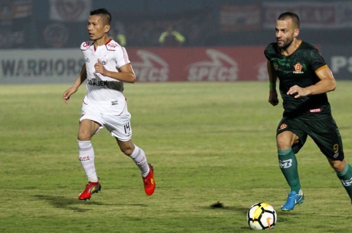  Gelandang asing PS Tira, Aleksandar Rakic, saat lawan Persija Jakarta. 