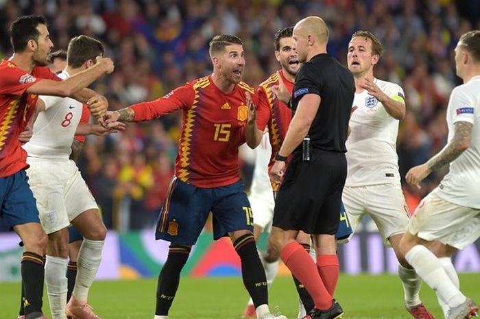 Bek Spanyol, Sergio Ramos (tengah), berdebat dengan wasit asal Polandia, Szymon Marciniak, dalam laga UEFA Nations League melawan Inggris di Stadion Benito Villamarin, Seville, Spanyol pada 15 Oktober 2018.