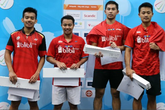 Akbar Bintang Cahyono/Moh Reza Pahlevi Isfahani (kanan) di podium Finnish Open 2018 usai menang atas sang kompatriot, Rehan Naufal Kusharjanto/Pramudya Kusumawardana Riyanto, pada Minggu (8/4/2018).