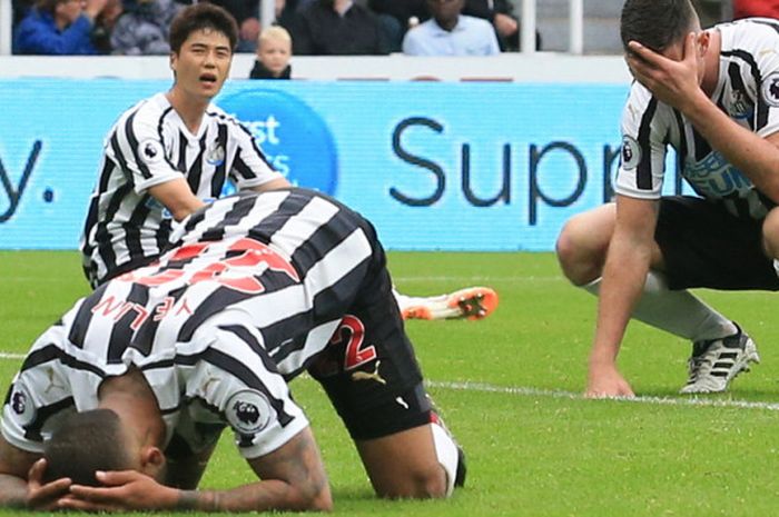 Ekspresi kekecewaan para pemain Newcastle United saat gawangnya kebobolan oleh Chelsea dalam laga Liga Inggris 2018-2019 di Stadion St James' Park, Newcastle-upon-Tyne, Inggris, pada 26 Agustus 2018.