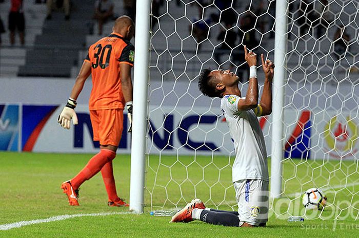 Gelandang Persiba Balikpapan, Bryan Cesar Ramadhan (kanan), melakukan selebrasi seusai menjebol gawang Persebaya Surabaya yang dikawal Alfonsius Kelvan pada babak penyisihan Piala Gubernur Kaltim 2018 Grup B di Stadion Batakan Balikpapan, Kalimantan Timur, Senin (26/02/108) malam.