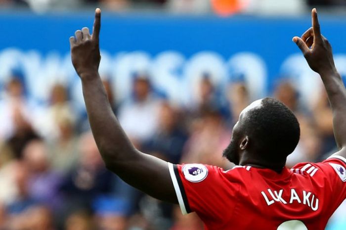 Striker Manchester United, Romelu Lukaku, merayakan gol yang dia cetak ke gawang Swansea City dalam laga Liga Inggris di Stadion Liberty, Swansea, Wales, pada 19 Agustus 2017.