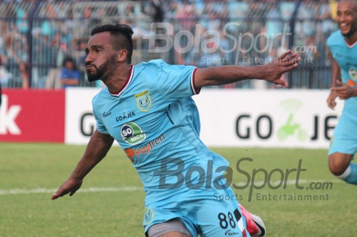 Pemain Persela, Diego Assis Figueiredo, saat merayakan gol yang dicetaknya ke gawang Persebaya dalam duel pekan kedua Liga 1 2018 di Stadion Surajaya, Lamongan, Sabtu (30/3/2018)