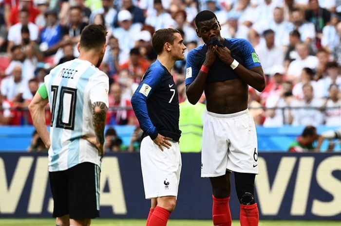 Megabintang Argentina, Lionel Messi (kiri), menyaksikan pemain Prancis, Antoine Griezmann (tengah) dan Paul Pogba, berdiskusi sebelum mengeksekusi tendangan bebas dalam laga babak 16 besar Piala Dunia 2018 di Stadion Kazan Arena, Kazan, Rusia pada 30 Juni 2018.