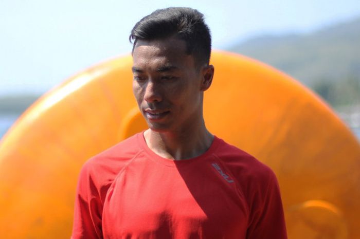 Atlet triatlon nasional Indonesia, Jauhari Johan, berpose di sela-sela latihannya.