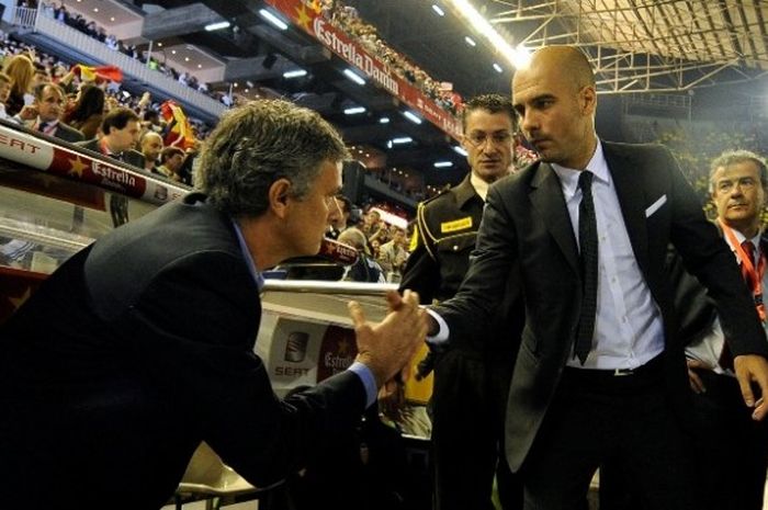 Jose Mourinho (kiri) saat menangani Real Madrid berjabat tangan dengan Josep Guardiola, yang masih melatih FC Barcelona. Mereka berjumpa dalam laga final Copa del Rey di Stadion Mestalla, Valencia, 20 April 2011.