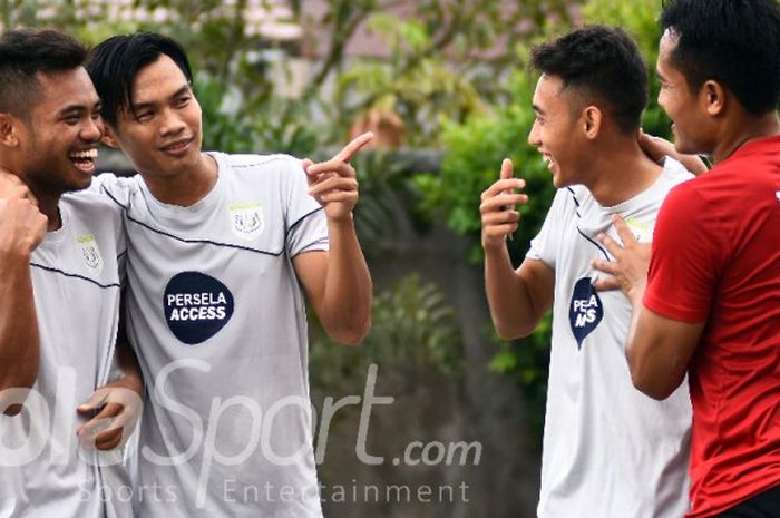 Para pemain Persela, Saddil Ramdani, Juan Revi, Bobi Wirawan, Ferdiansyah bertukar cenda gurau seusai sesi latihan tim pada Mei 2017.