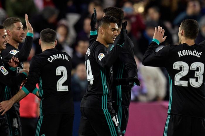 Gelandang Real Madrid, Casemiro (tengah), merayakan gol yang dia cetak ke gawang Leganes dalam laga Liga Spanyol di Stadion Municipal de Butarque, Leganes, pada 21 Februari 2018.