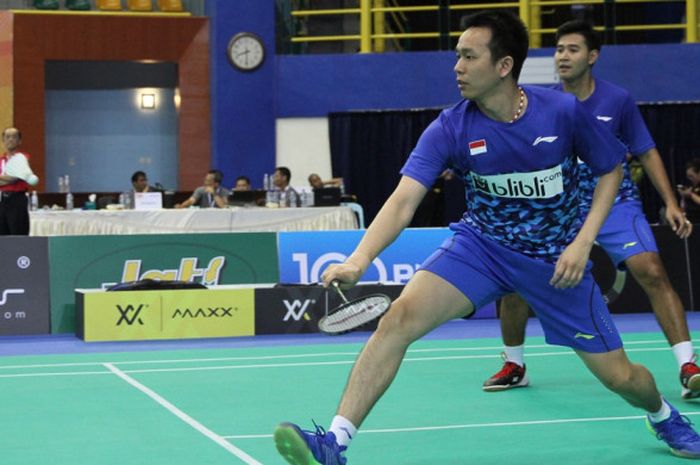 Pasangan ganda putra nasional Indonesia, Angga Pratama (belakang)/Hendra Setiawan, saat melakoni laga melawan Maladewa pada babak penyisihan Grup D Kejuaraan Asia 2018 di Stadium Sultan Abdul Halim, Alor Setar, Kedah, Malaysia, Selasa (6/2/2018).