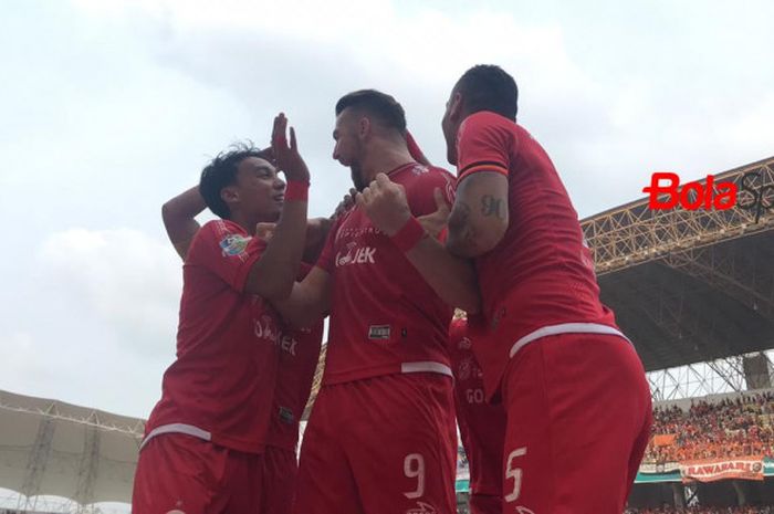     Pemain Persija Jakarta merayakan gol ke gawang Sriwijaya FC di Stadion Wibawa Mukti, Cikarang, Sabtu (24/11/2018).    