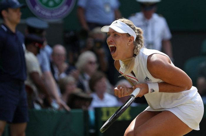 Petenis tunggal putri Jerman, Angelique Kerber, melakukan selebrasi setelah memenangi laga atas Jelena Ostapenko (Latvia) pada babak semifinal turnamen Wimbledon 2018 yang berlangsung di All England Lawn Tennis Club, London, Inggris, Kamis (12/7/2018).