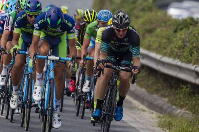 Para pebalap memacu sepeda mereka saat tampil di kejuaraan Tour de Hainan.