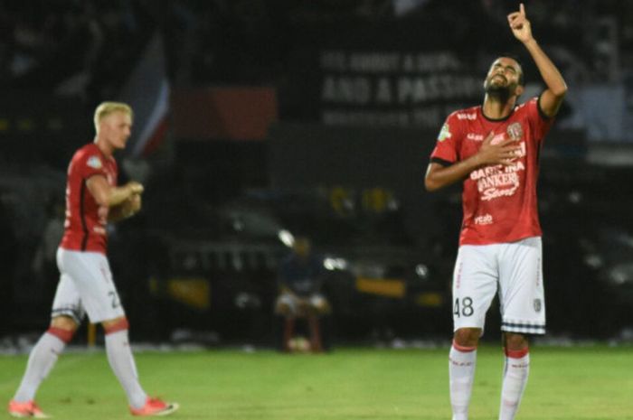 Selebrasi gelandang Bali United, Marcos Flores (kanan) seusai mencetak gol ke gawang Persegres Gresik United pada laga pekan terakhir Liga 1 musim 2017 di Stadion Kapten I Wayan Dipta, Gianyar, Minggu (12/11/2017). 