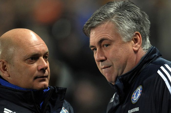 Manajer Chelsea, Carlo Ancelotti (kanan), dan asistennya, Ray Wilkins, jelang laga Liga Inggris 2009-2010 menghadapi Hull City di The KC Stadium, Hull, Inggris, pada 2 Februari 2010.