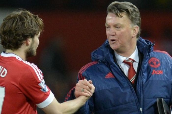 Manajer Manchester United, Louis van Gaal (kanan), bersalaman dengan Daley Blind dalam pertandingan Premier League kontra Watford di Old Trafford, Manchester, 2 Maret 2016.