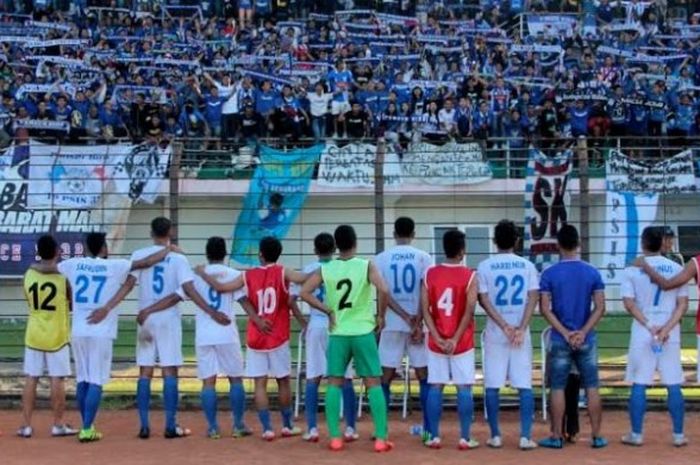 Para pemain PSIS Semarang memberikan perhormatan kepada suporter mereka seusai dikalahkan PSIM Yogyakarta di Stadion Sultan Agung, Bantul, Sabtu (30/7/2016) sore. 