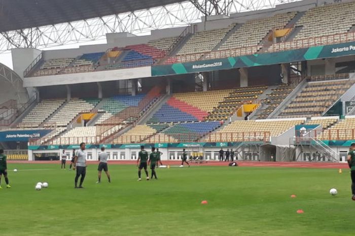 Latihan perdana Timnas Indonesia jelang Piala AFF 2018 di Stadion Wibawa Mukti, Cikarang, Kabupaten Bekasi, Jumat (2/11/2018)