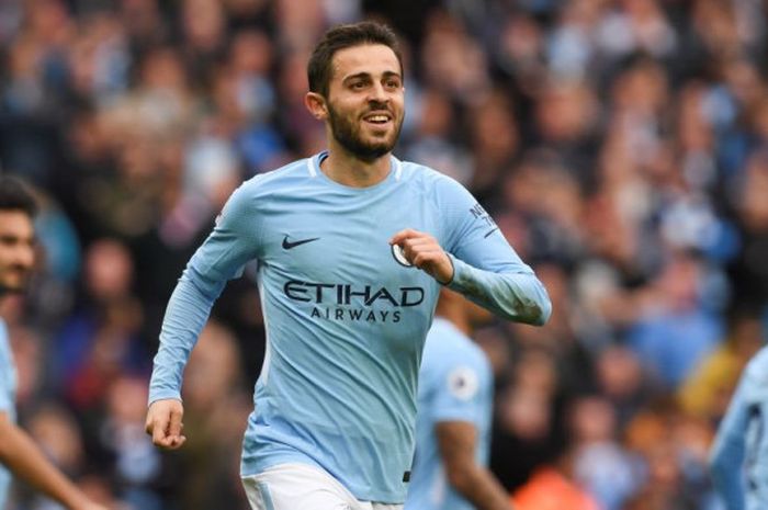 Pemain Manchester City, Bernardo Silva, merayakan gol yang ia cetak ke gawang Swansea di Stadion Etihad, Manchester, Minggu (22/4/2018).