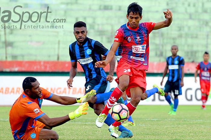 Pemain Persigo Semeru FC, Yogi Syaiful Rizal, mencoba melewati hadangan kiper PSBS Biak, Selsius Gebze, dalam laga lanjutan babak 16 besar Liga 2 di Stadion Gelora Delta Sidoarjo, Jawa Timur, Selasa (26/09/2017) sore.