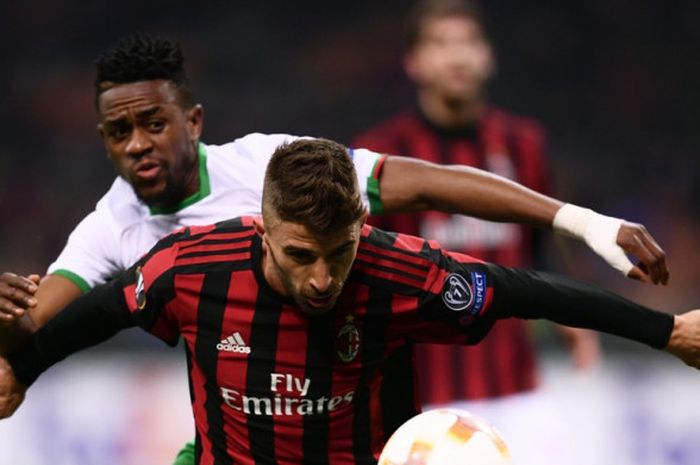 Penyerang AC Milan, Fabio Borini (kanan), berduel dengan gelandang Ludogorets, Virgil Misidjan, dalam laga leg kedua babak 32 besar Liga Europa di Stadion San Siro, Milan, Italia, pada 22 Februari 2018.