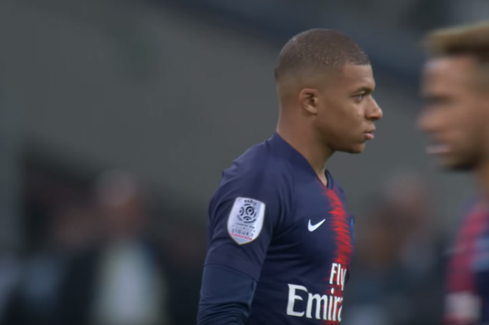 Penyerang Paris Saint-Germain (PSG) Kylian Mbappe saat tampil pada pertandingan melawan Marseille di Stadion Velodrome, Marseille, Prancis, pada Minggu (28/10/2018).