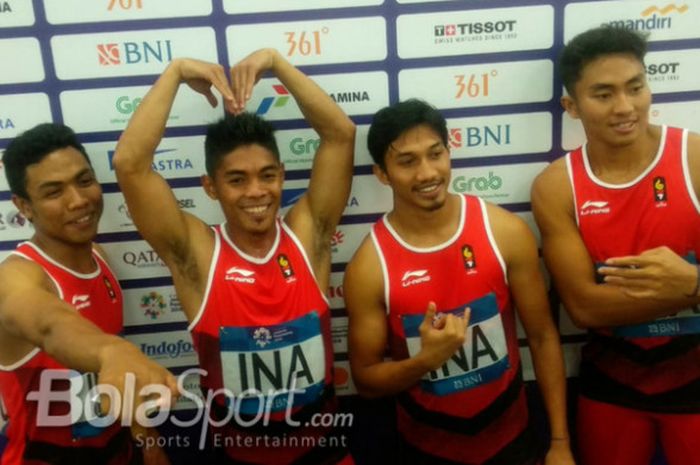 Tim estafet putra Indonesia nomor 4x100 meter Asian Games 2018 berpose di area mixed zone Stadion Utama Gelora Bung Karno, Senayan, Jakarta, seusai menuntaskan babak kualifikasi pada Rabu (29/8/2018) malam.