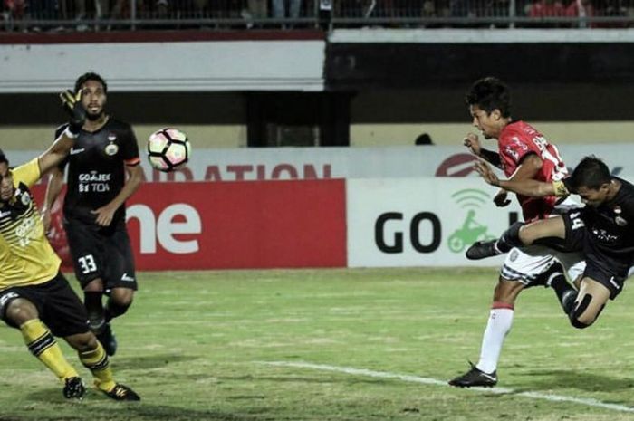 Irfan Bachdim saat melesatkan gol ke gawang Persija Jakarta. Jumat (15/9/2017).