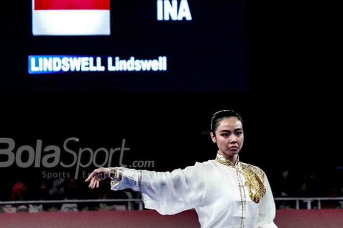  Pewushu nasional Indonesia, Lindswell Kwok, beraksi pada kelas Taijiquan putri Asian Games 2018 pada Minggu, (19/8/2018) di Jiexpo, Kemayoran, Jakarta. 