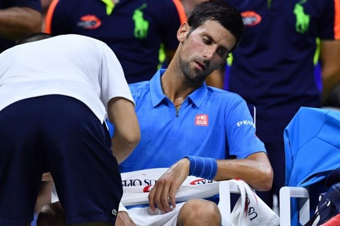 Petenis tunggal putra nomor satu dunia dari Serbia, Novak Djokovic, tengah mendapat perawatan medis setelah menyelesaikan gim kelima set pertama babak kesatu turnamen Amerika Serikat (AS) Terbuka di USTA Billie Jean King National Tennis Center, Flushing Meadows, New York, AS, Senin (29/8/2016) waktu setempat atau Selasa (30/8/2016).