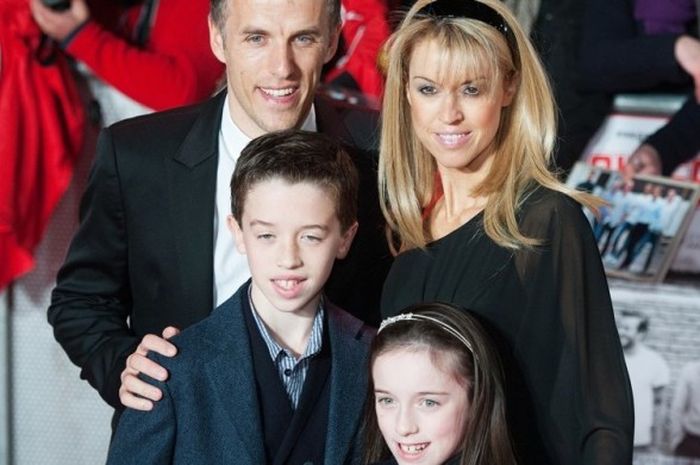 Phil Neville bersama keluarganya, Harvey Neville, Isabel Neville, dan Julie Killilea.