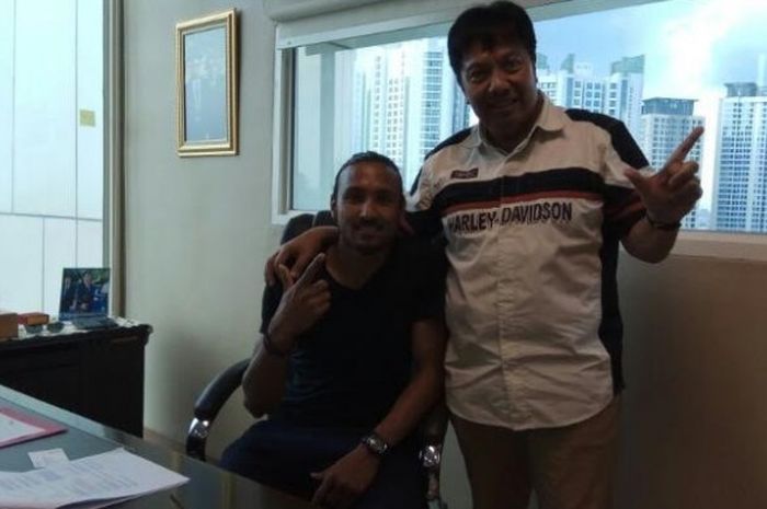 Direktur Persija, Gede Widiade (kanan) seusai menandatangi kontrak dengan pemain asing terbaru Macan Kemayoran, Rohit Chand, Jumat (7/4/2017). 