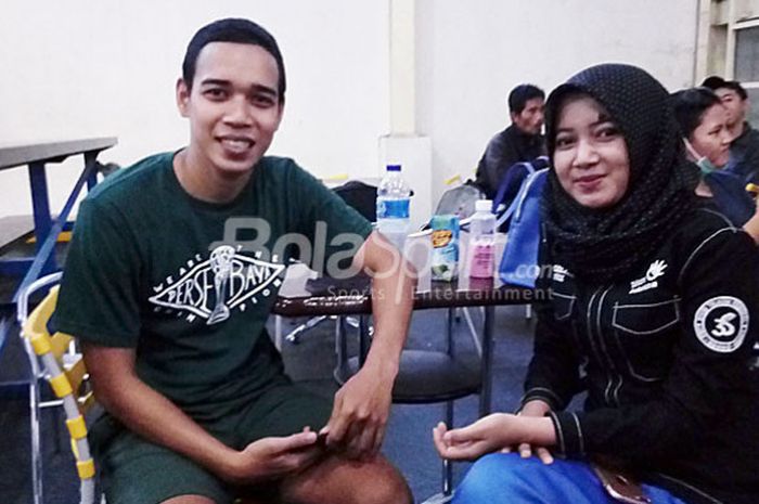 Pemain Persebaya, Misbakhus Solikin (kiri) bersama tunangannya, Defina Ferling, usai latihan di lapangan futsal Bhaskara, Kamis (4/1/2017).